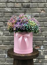 Цветочная композиция из Гипсофила и Розы в шляпной коробке в Чегдомыне