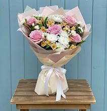 Букет цветов из:  Гвоздики, Орхидеи и Розы в Чегдомыне