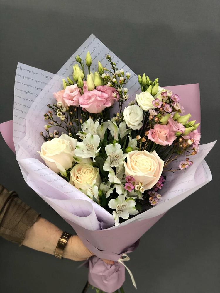 Букет цветов из: Альстромерии, Розы и Лизиантусы в Чегдомыне