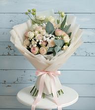Букет цветов из:  Розы и Лизиантусы в Чегдомыне