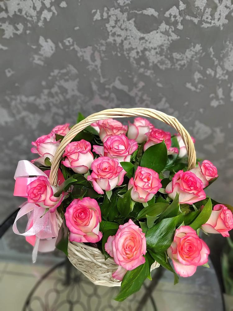 Цветочная композиция из Розы в корзине в Чегдомыне