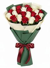 Букет Микс из красных и белых роз в Чегдомыне