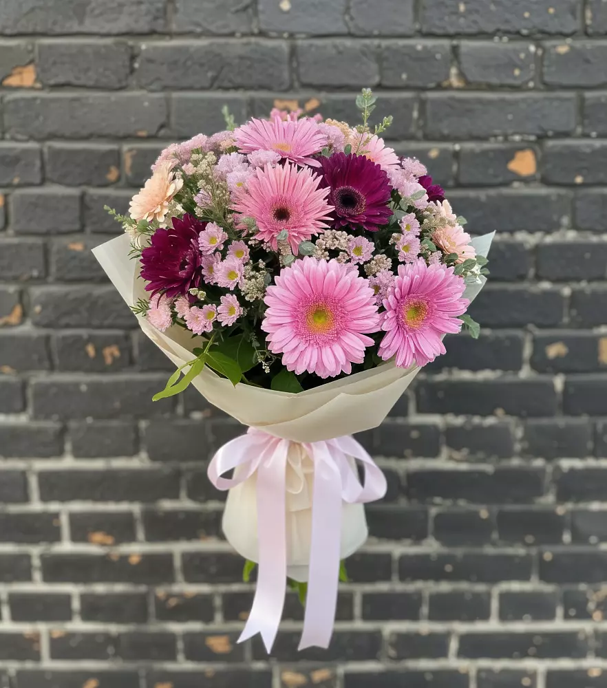 Букет цветов из: Герберы и Хризантемы в Чегдомыне