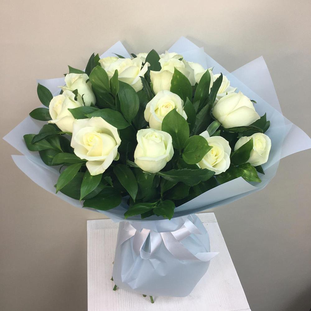 Букет 15 Белых роз Проуд в Чегдомыне