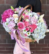 Композиция солнечный день в Чегдомыне Цветочная композиция из Розы, Хризантемы, Пионы и Лизиантусы в корзине в Чегдомыне