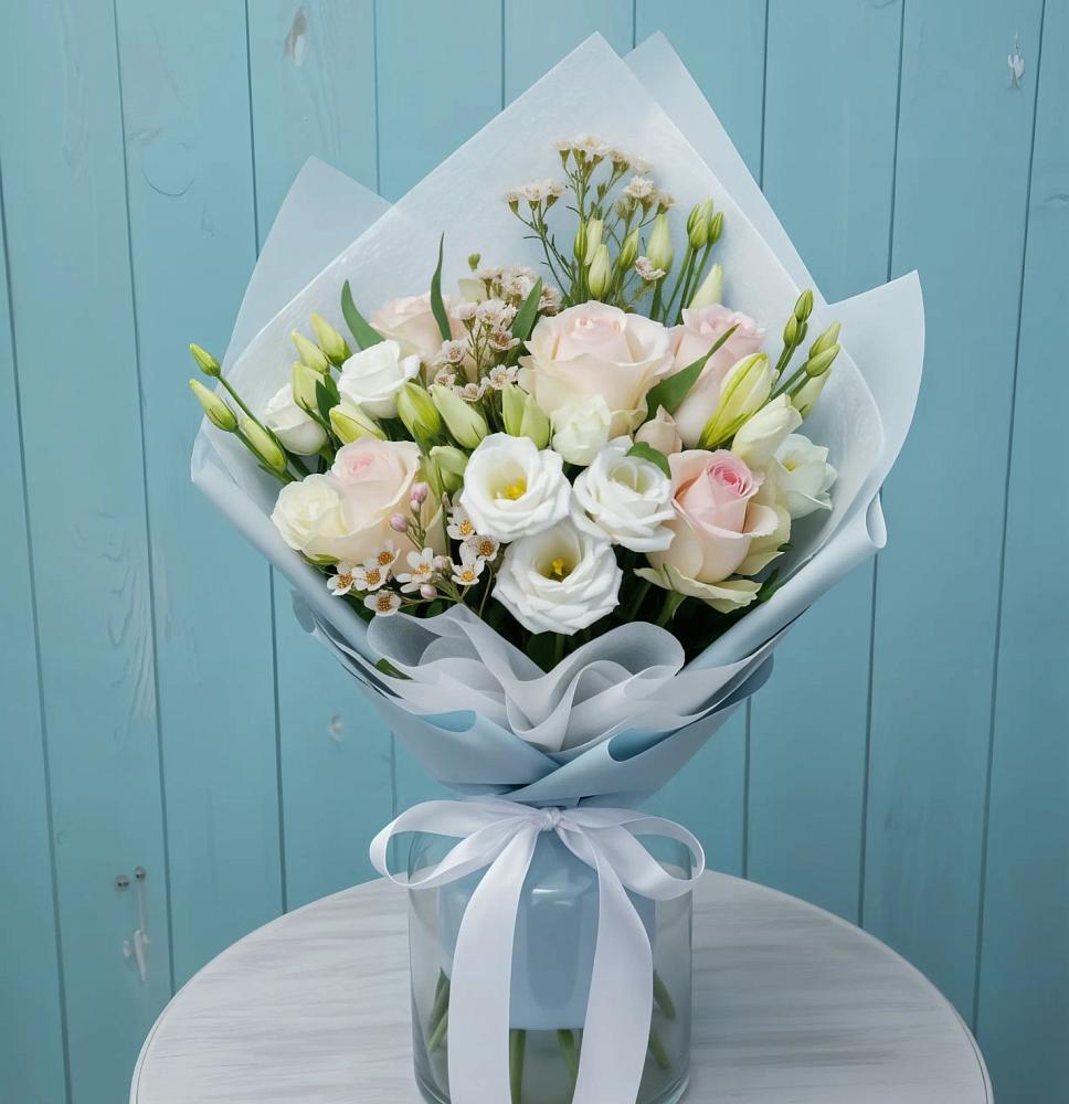 Букет цветов из: Розы и Лизиантусы в Чегдомыне