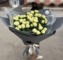 Букет Белые кустовые розы Солинеро в Чегдомыне