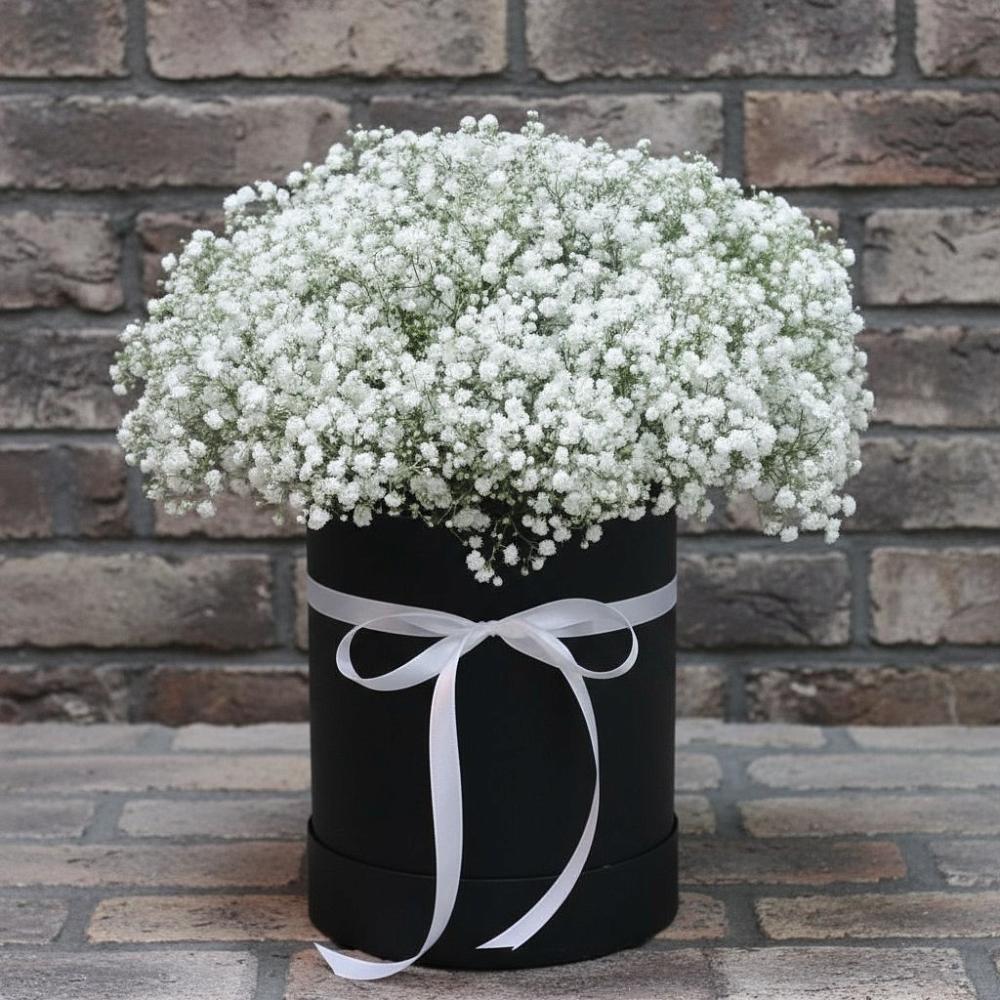 Цветочная композиция из Гипсофила в шляпной коробке в Чегдомыне