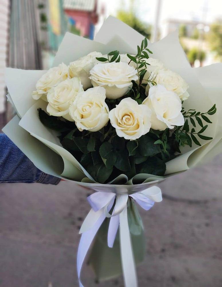 Букет Белые розы Проуд в Чегдомыне