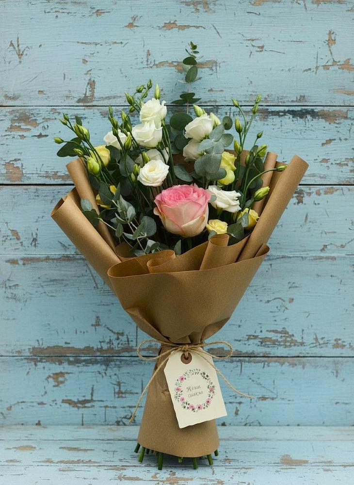 Букет цветов из: Розы и Лизиантусы в Чегдомыне