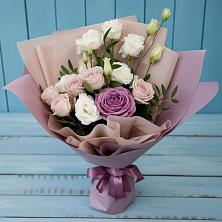 Букет цветов из:  Розы и Лизиантусы в Чегдомыне
