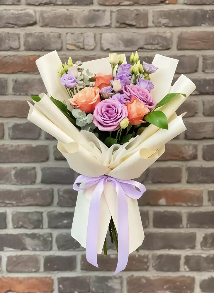 Букет цветов из: Лизиантусы и Розы в Чегдомыне