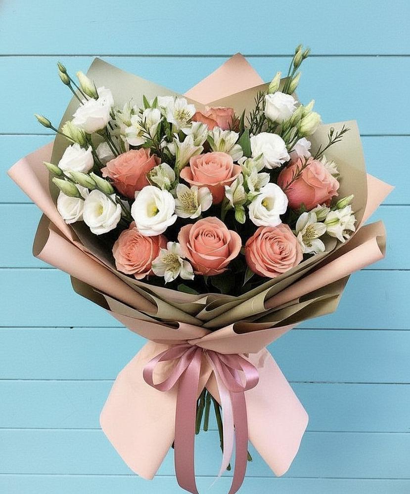 Букет цветов из: Розы, Альстромерии и Лизиантусы в Чегдомыне