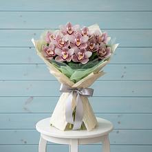 Букет цветов из:  Орхидеи и Розы #REPLACE_PRED# Чегдомыне