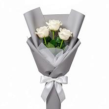 Букет 3 белые розы в Чегдомыне