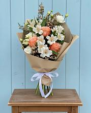 Букет цветов из:  Альстромерии, Лизиантусы, Розы и Хризантемы #REPLACE_PRED# Чегдомыне