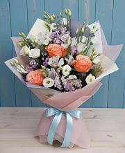 Букет цветов из:  Лизиантусы, Розы, Альстромерии и Гипсофила в Чегдомыне