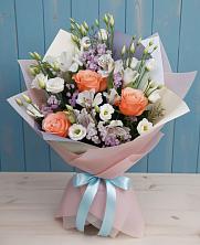 Букет цветов из:  Лизиантусы, Розы, Альстромерии и Гипсофила в Чегдомыне