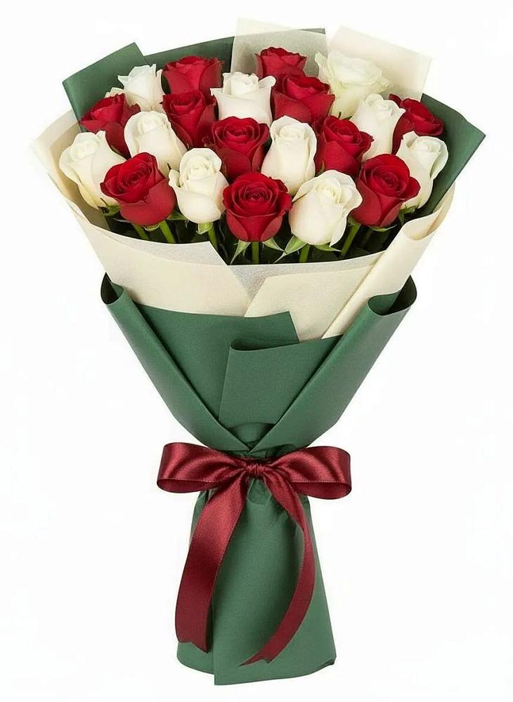 Букет Микс из красных и белых роз в Чегдомыне