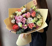 Букет цветов из:  Розы, Лизиантусы и Гвоздики #REPLACE_PRED# Чегдомыне