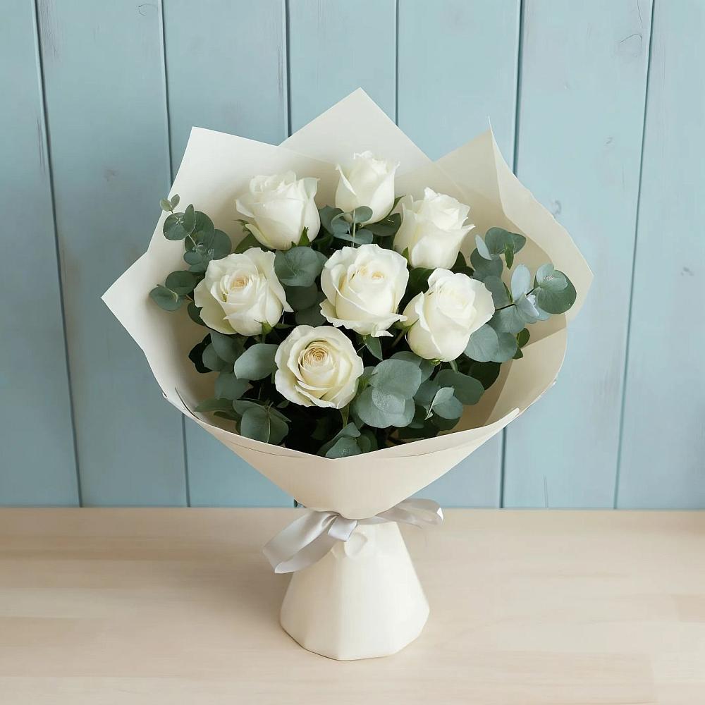 Букет Белые розы в Эвкалипте в Чегдомыне