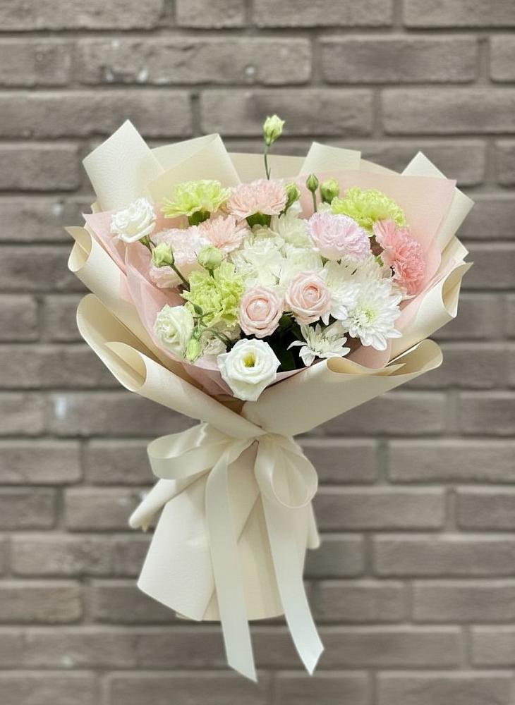 Букет цветов из: Гвоздики, Розы, Лизиантусы и Хризантемы в Чегдомыне