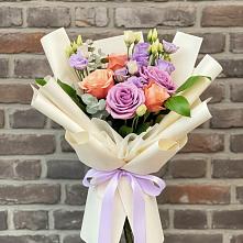 Букет цветов из:  Лизиантусы и Розы в Чегдомыне