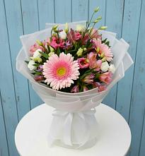 Букет цветов из:  Герберы, Альстромерии и Лизиантусы #REPLACE_PRED# Чегдомыне