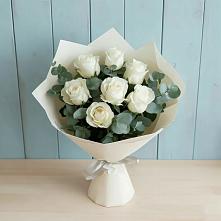 Букет Белые розы в Эвкалипте в Чегдомыне
