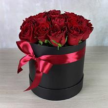 Цветочная композиция из Розы в шляпной коробке в Чегдомыне