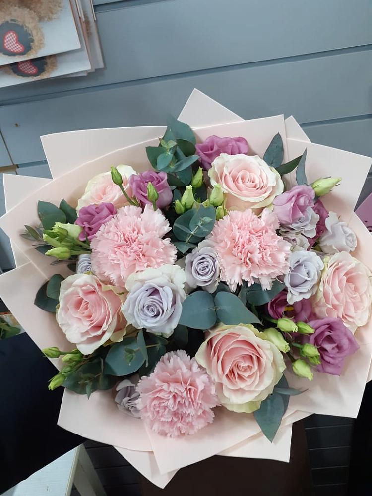 Букет цветов из: Розы, Гвоздики и Лизиантусы в Чегдомыне