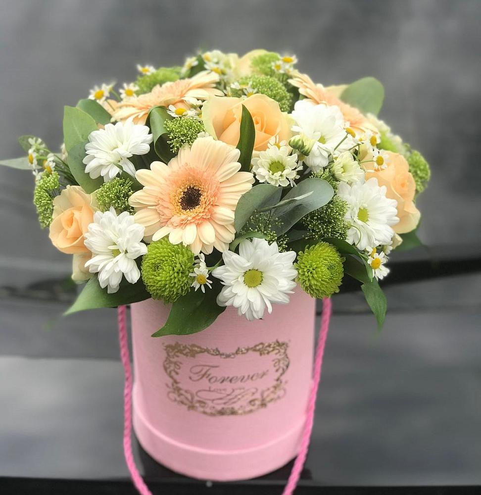 Цветочная композиция из Розы, Герберы и Хризантемы в шляпной коробке в Чегдомыне