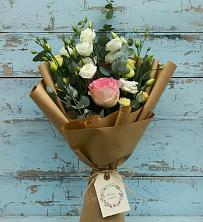 Букет цветов из:  Розы и Лизиантусы в Чегдомыне