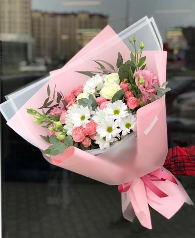 Букет цветов из: Розы, Лизиантусы и Хризантемы в Чегдомыне