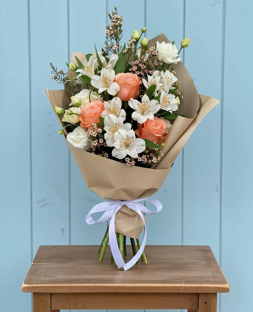 Букет цветов из: Альстромерии, Лизиантусы, Розы и Хризантемы в Чегдомыне