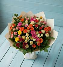 Букет Микс из разноцветных кустовых роз в Чегдомыне