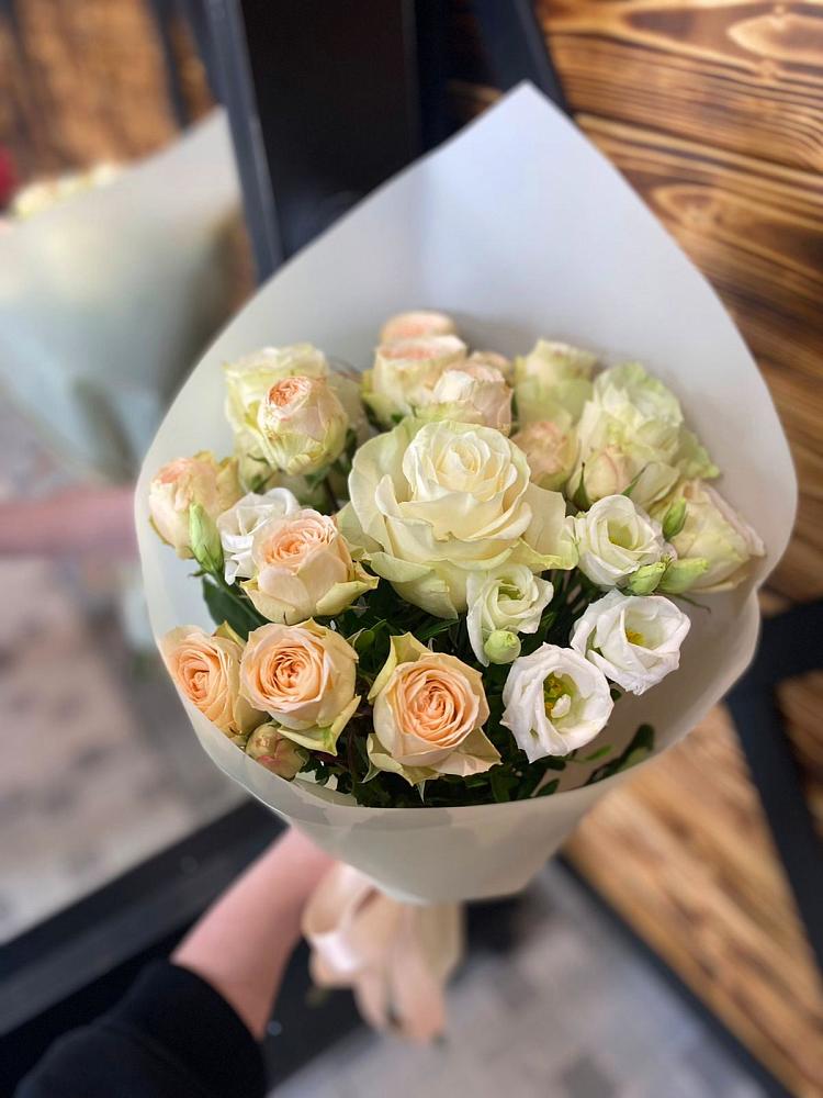 Букет цветов из: Розы и Лизиантусы в Чегдомыне