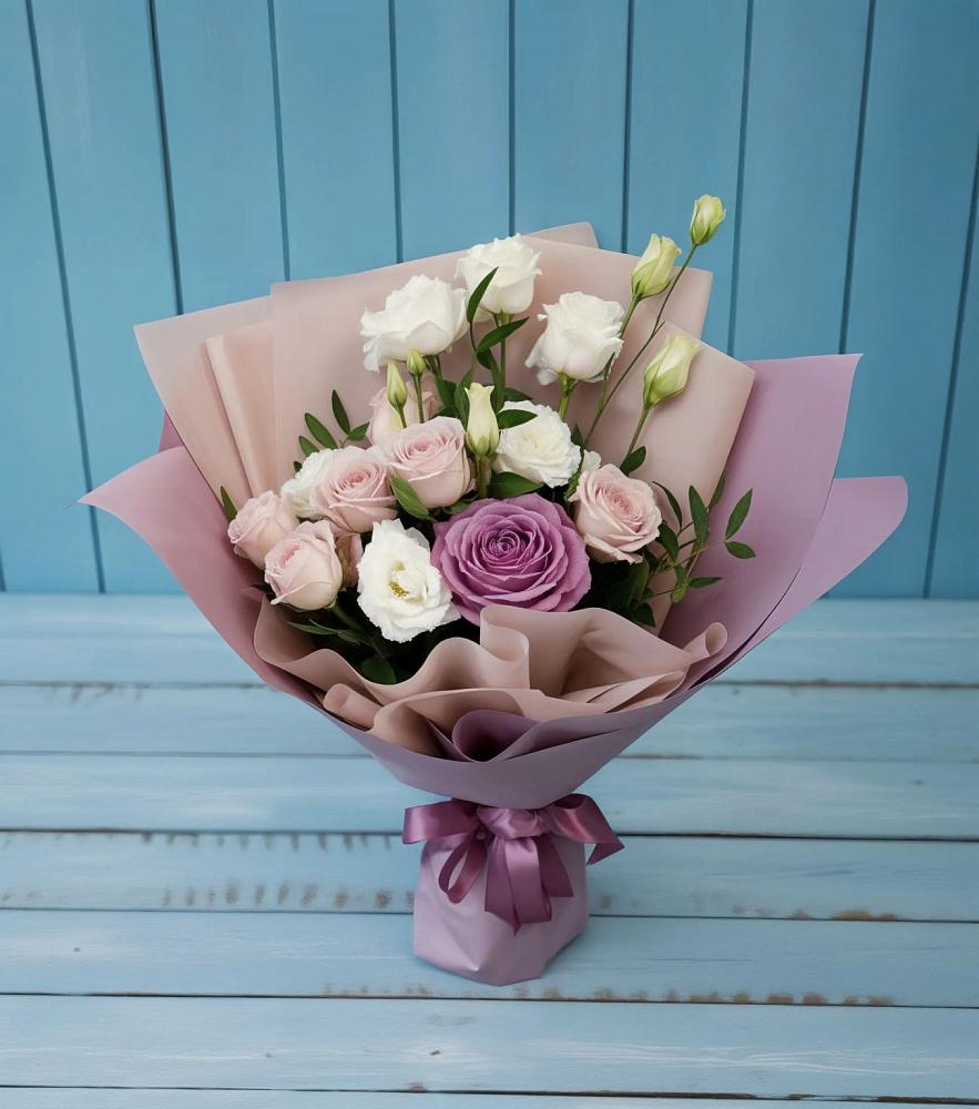 Букет цветов из: Розы и Лизиантусы в Чегдомыне